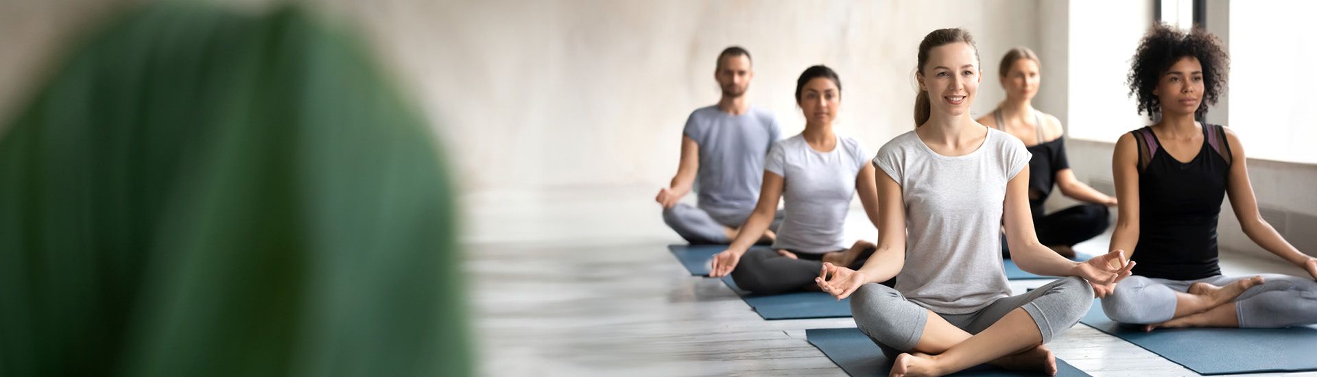 Eine Gruppe Menschen beim Yoga.